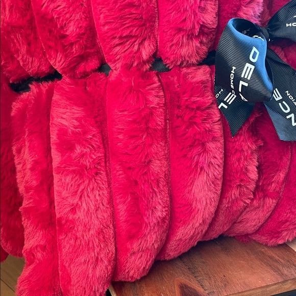 Set of 2 Luxurious Plush Red Faux Fur Throw Pillows🏡NWT! - Picture 6 of 10